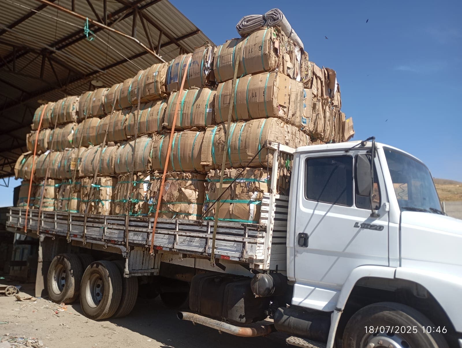 Caminhão de coleta seletiva da ACMR realizando trabalho em Sete Lagoas