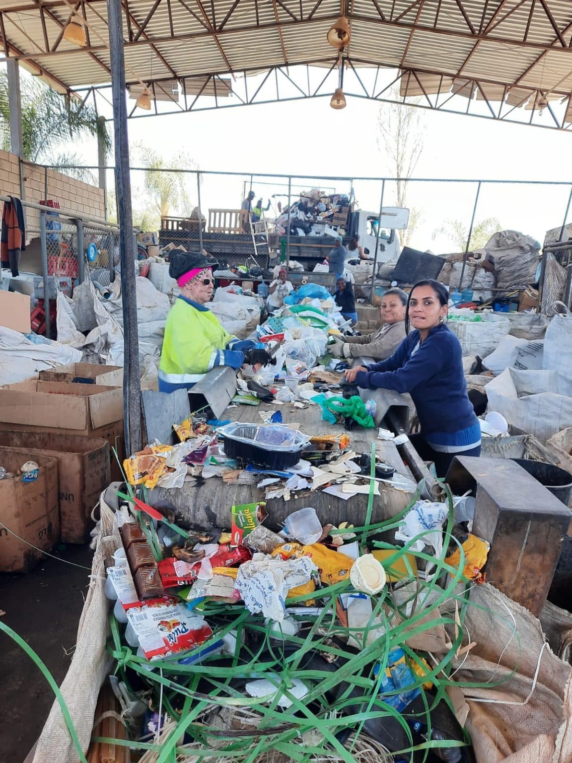 Galpão de triagem da ACMR com materiais organizados para reciclagem